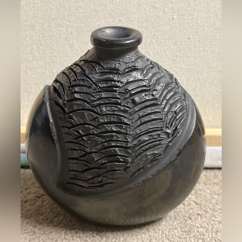Signed Dona Rosa  Coyote pec Oaxaca Mexico Textured Ceramic Vase